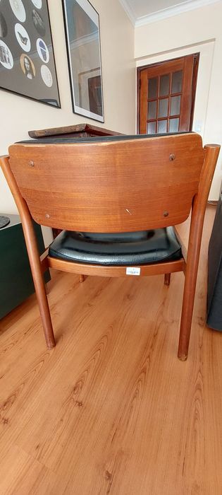 Cadeira vintage em  madeira maciça