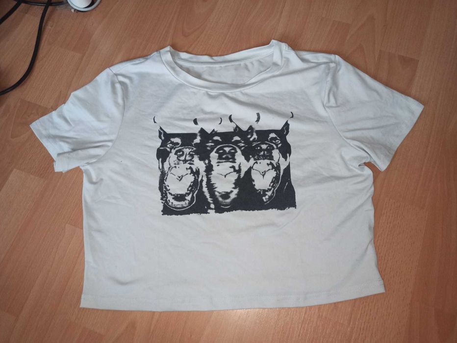 biała krótka koszulka z psami