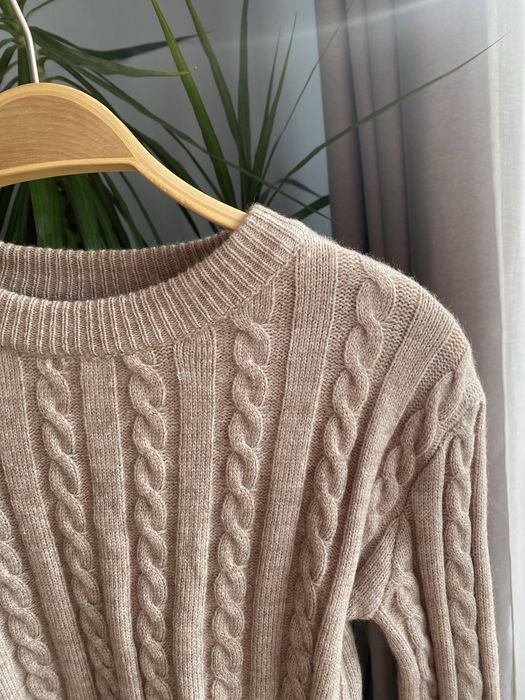Krotki sweter ze splotem