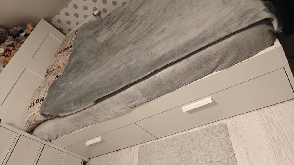 Łóżko z materacem i 4 szuflady