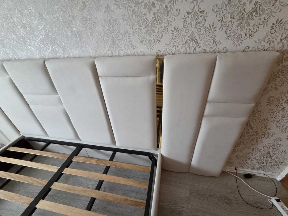 Vende-se Cama king size 180x200cm com cabeceira