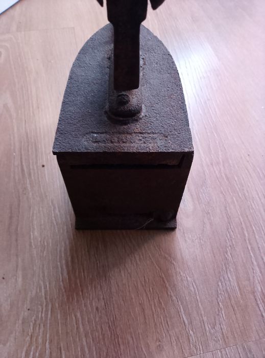 Ferro de engomar antigo