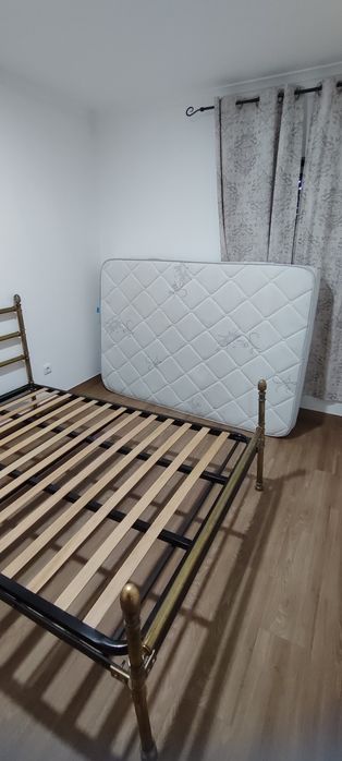 Cama em ferro dourada