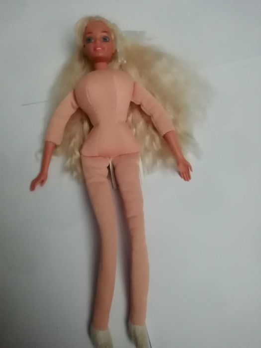 Barbie em pano (nylon e poliester), dos anos 80