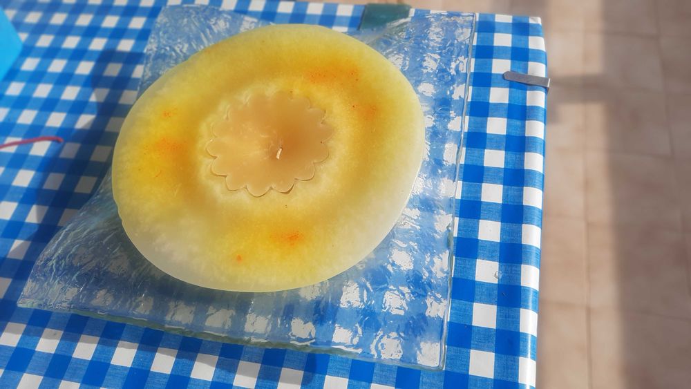 Centro de mesa em vidro com vela amarela