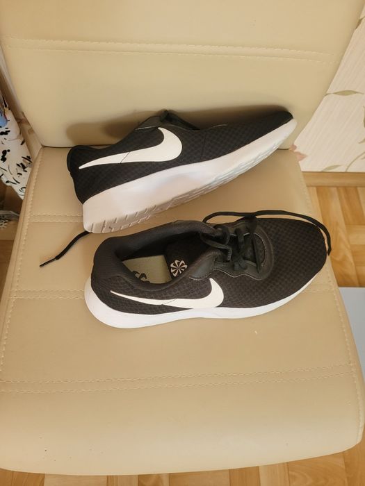 Кросівки універсальні чорні.