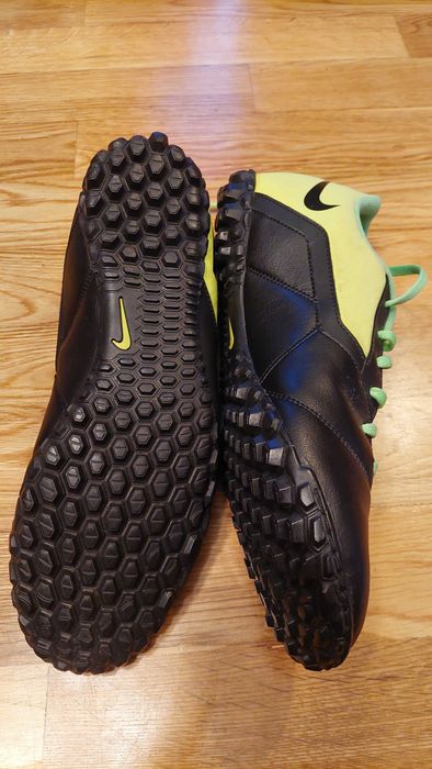 Botas de Futebol Nike NOVAS - Tamanho 45 PT (11 US)