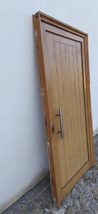 Porta e virtais lacados em madeira
