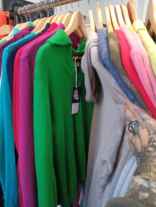 Lote de 23 peças de roupa de inverno feminina
