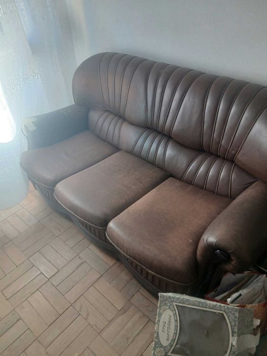 Sofá cama com rasgo  no ombro do sofá