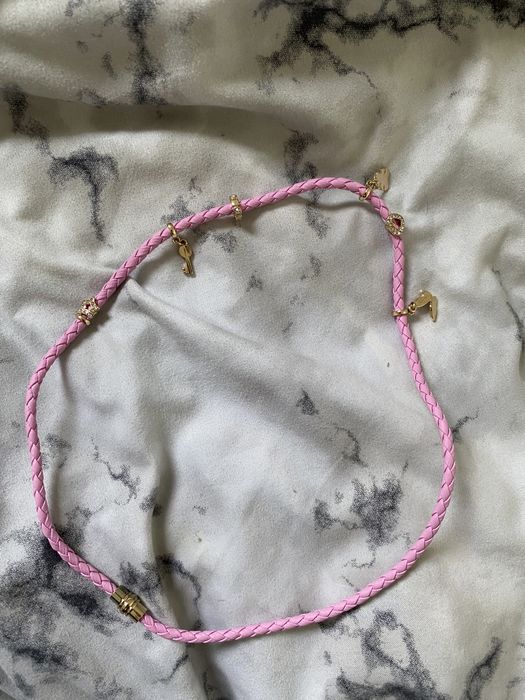 Rozowa bransoletka ze zlotymi elementami plus ozdobne pudeleczko