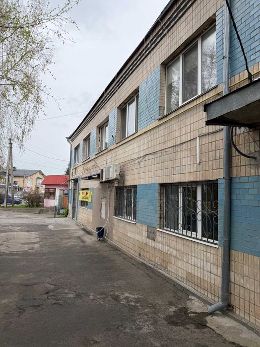 Оренда магазину між Ринком і Автовокзалом з ремонтом, фасад, 5 вітрин (колишній банк "Райффайзен")