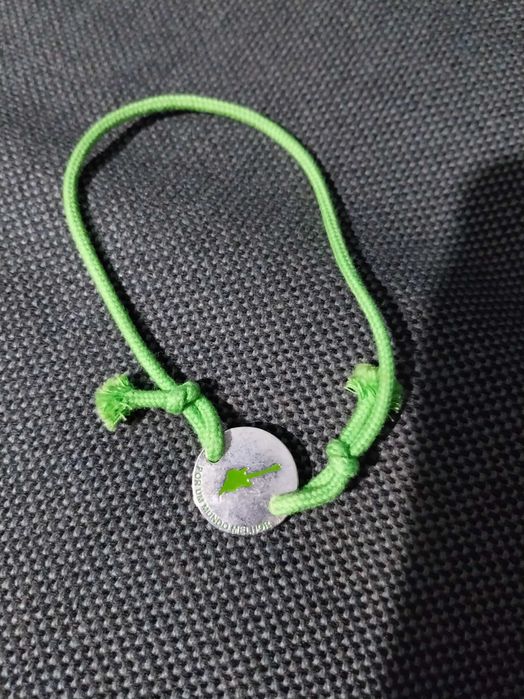 Pulseira de nós, verde, com mensagem “Por um mundo melhor”