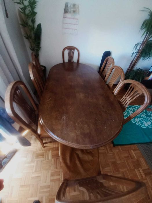 mesa  de jantar madeira com 8 cadeiras em bom estado .