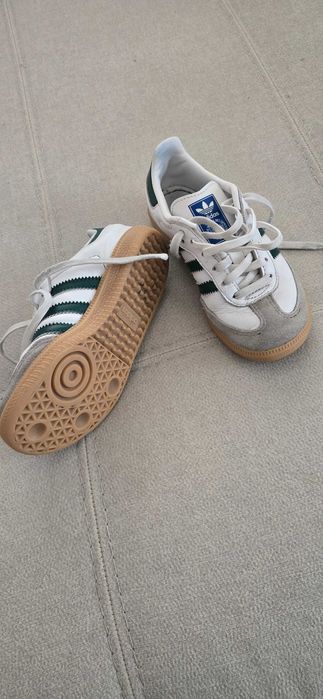 Sapatilhas de criança Adidas Samba com poucas marcas de uso.