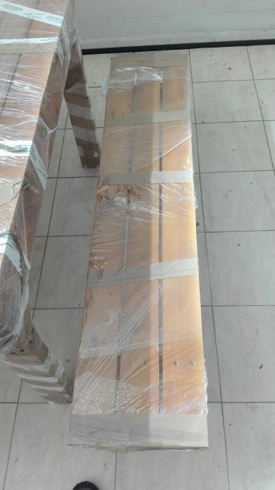 Mesa de madeira com 2 bancos corridos.