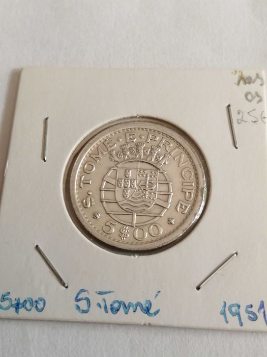 Moedas prata de S.Tomé e Príncipe de 5 escudos. Cada moeda tem 1 valor