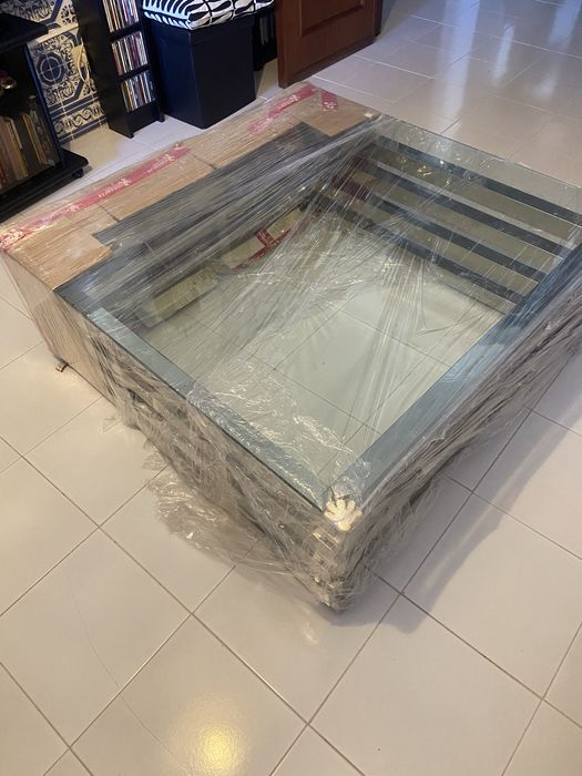 Mesa de centro em aço e vidro temperado