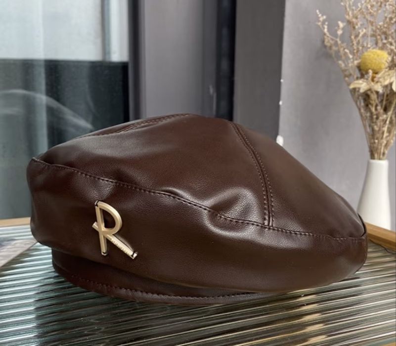 Берет коричневого кольору