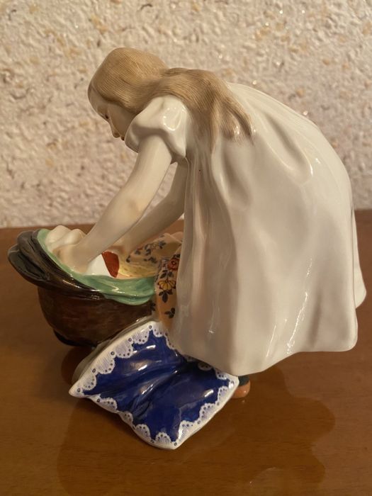 Девочка с куклой в коляске. Meissen.