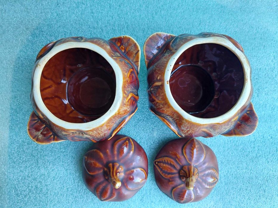 Два глиняных горшочка + книга "Лучшие рецепты украинской кухни"