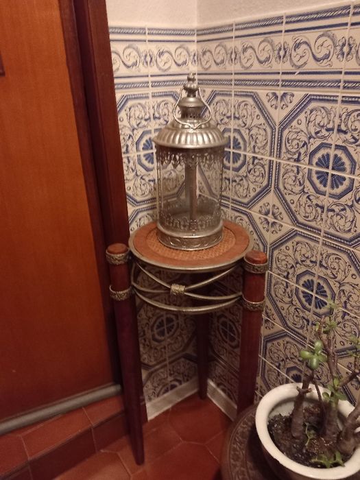 Coluna decorativa em madeira e metal