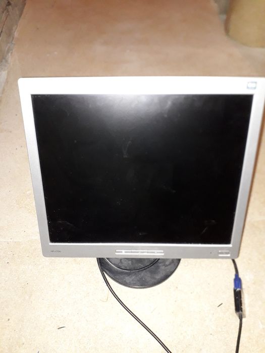 Monitor lcd HP 15" + kable stan bdb w pełni sprawny.
