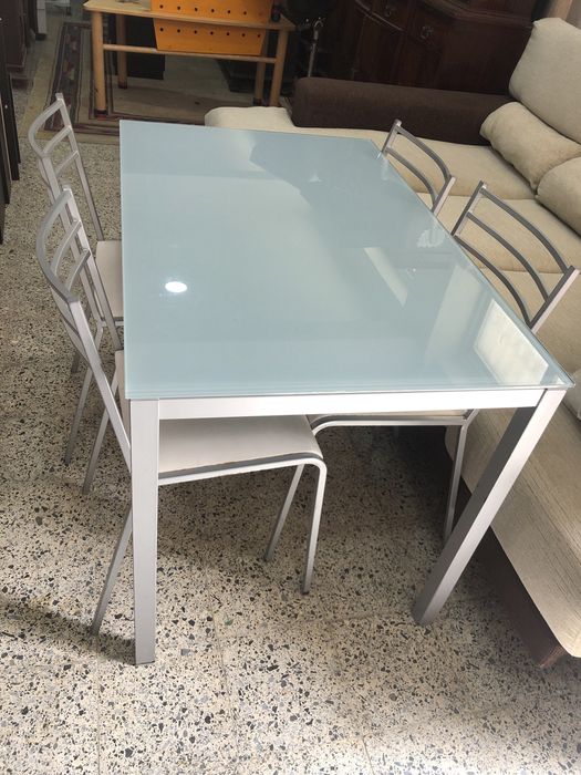 Mesa de vidro com 4 cadeiras , estrutura de ferro .
