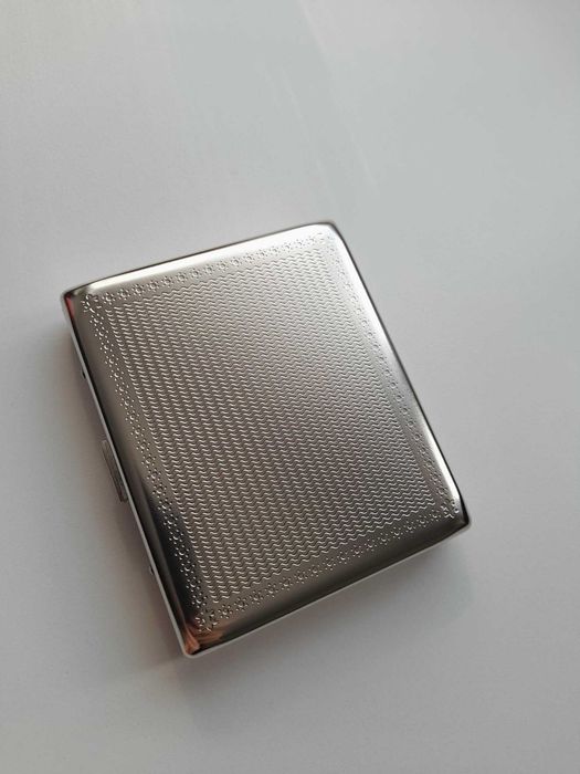 Elegancka papierośnica metalowa