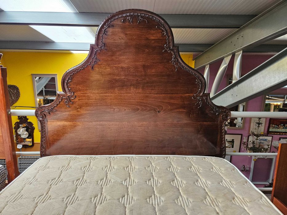 Cama antiga em madeira maciça com estrado e colchão - Bom estado geral