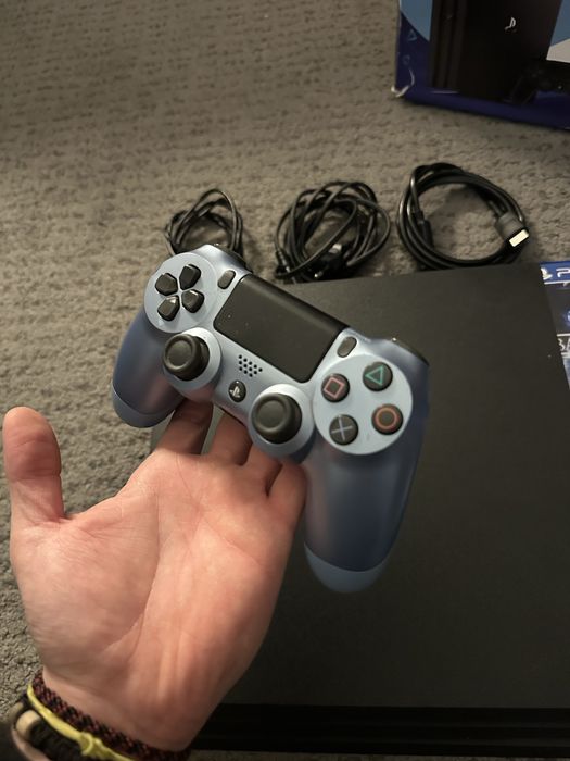 Playstation 4 Pro 1TB + Jogos e Cabos de ligação