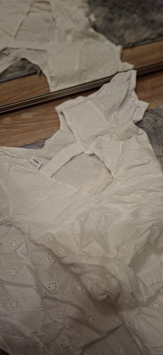 Sukienka azurowa haftowana