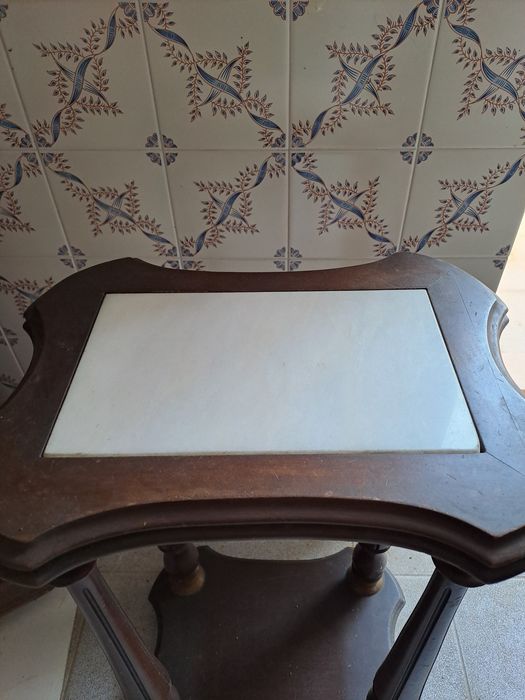 Mesa de madeira e mármore