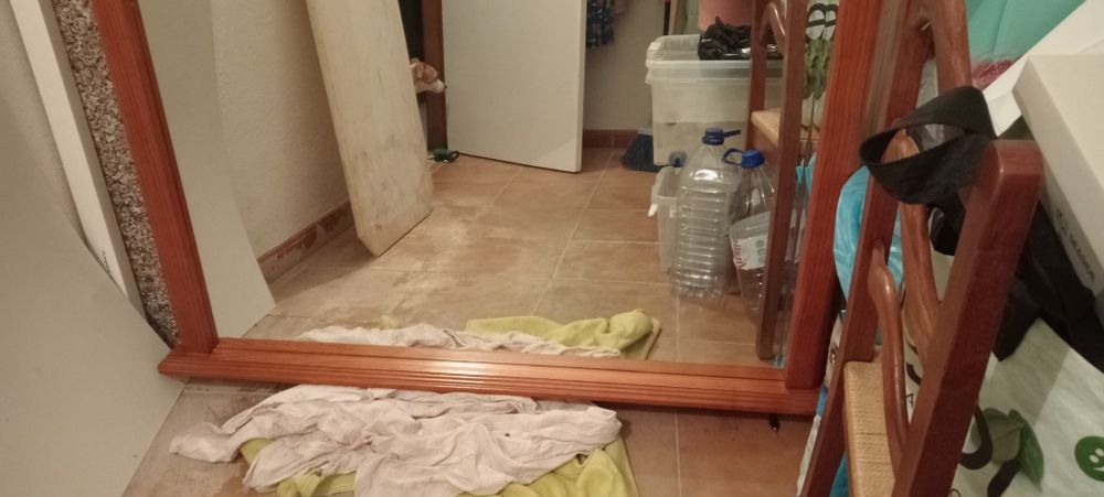 Espelho com aro de madeira de cerejeira
