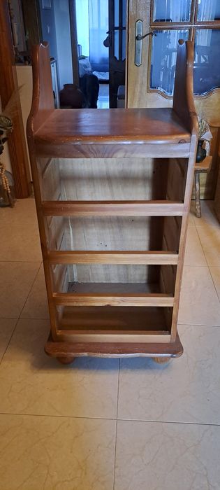 Móvel de madeira sem gavetas.