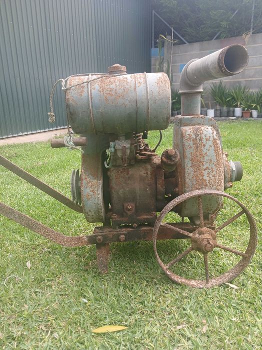 Bomba de água antiga
