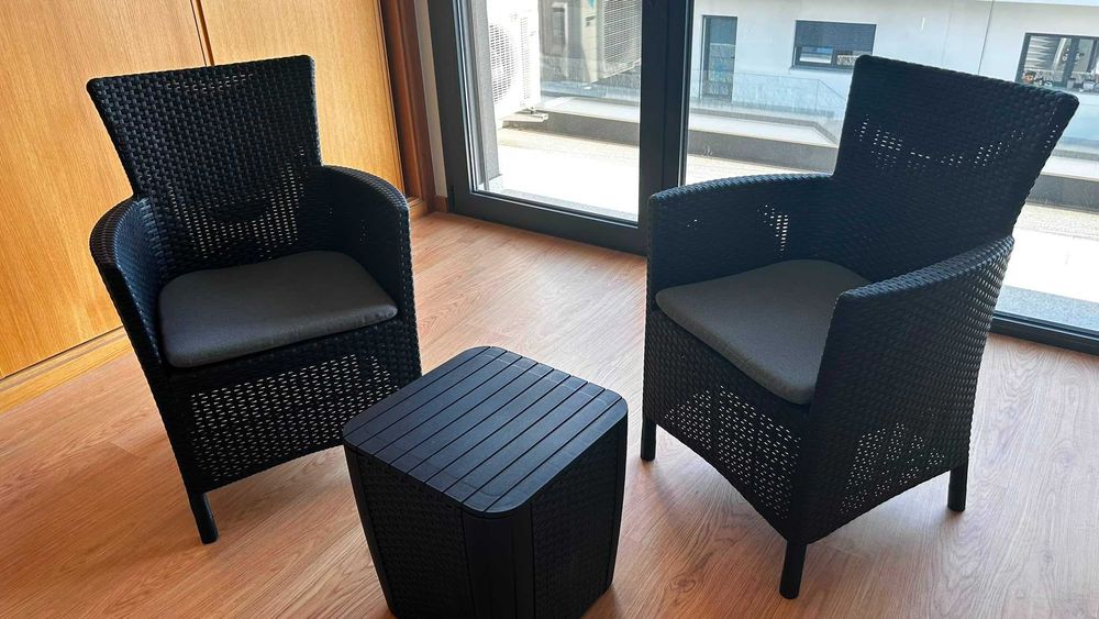 Conjunto jardim 2 cadeirões + mesa arrumação rattan preto