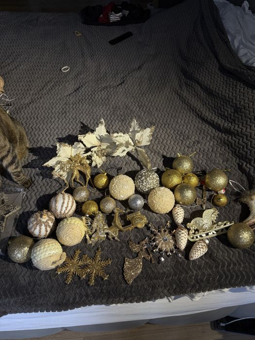Набір новорічних іграшок у золотому та білому кольорах