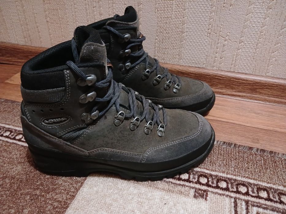 Трекингові черевики Lowa