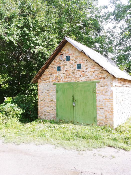 Цегляний капітальний гараж