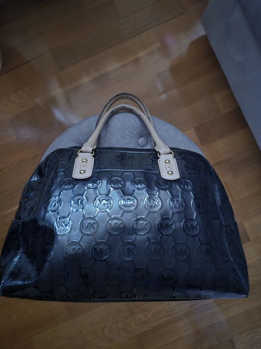 MK Michael Kors czarna lakierowana torebka beżowe skórzane uszy