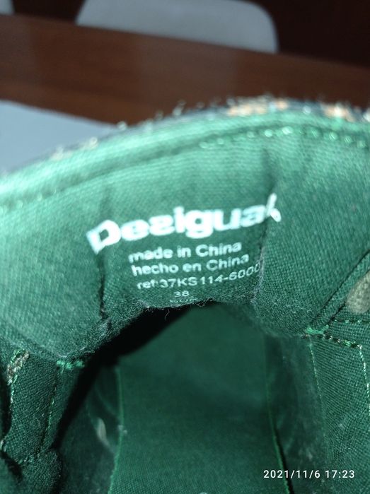 Botas desigual com salto em cunha