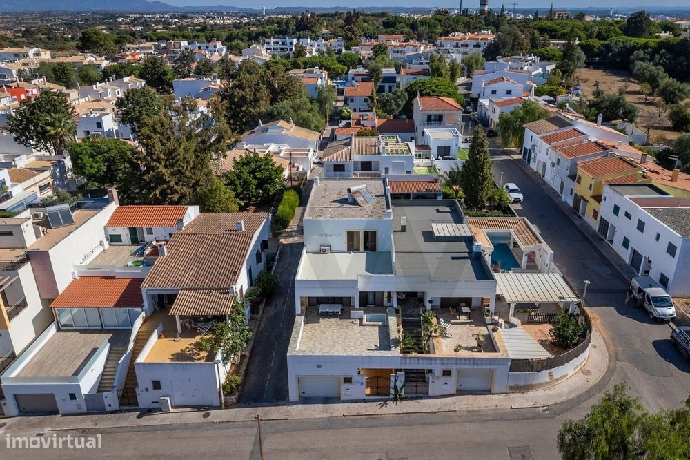 Excelente Moradia T4 com 438 m2 de Área de Construção em Alvor – Urb.