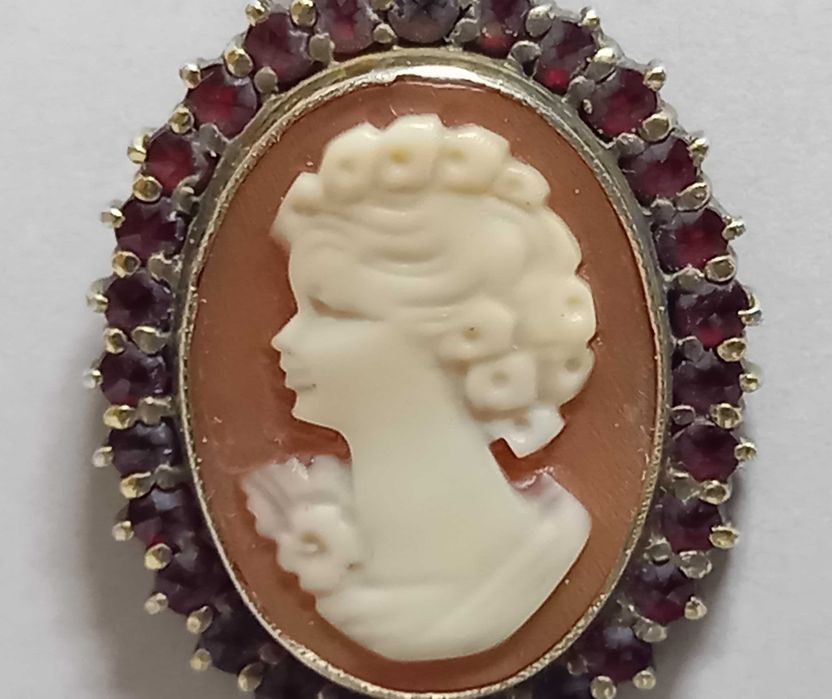 Stary wisior, kamea z granatami, srebro złocone