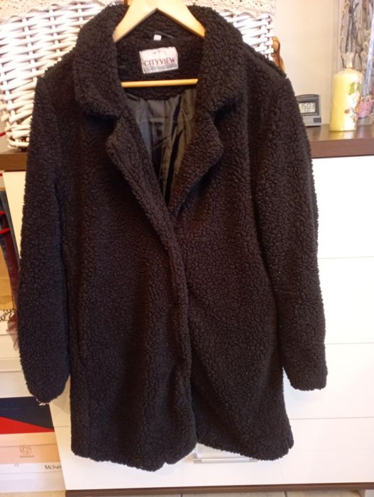 Czarny płaszcz futerko