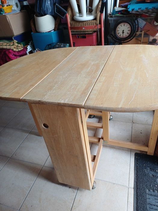 Mesa em madeira com abas rebatíveis