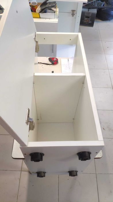 Кухня біла ДСП з вмонтованою витяжкою, кухонні меблі на невелику площу