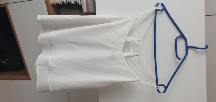 Biała, zwiewna bluzka na ramiączkach Top Secret, r.36