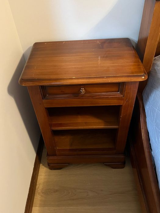Mobilia de quarto em madeira maciça