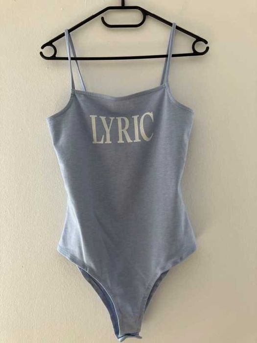 błękitne body na ramiączkach z napisem M Cropp